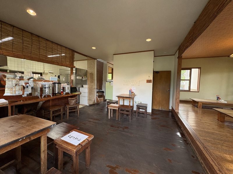 カウンターとテーブル、小上がりのある木の店内