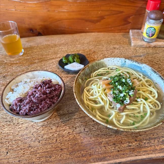 八重山そばと、ジューシー・赤米ハーフのセット