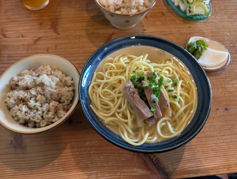 豚肉とねぎをのせた来夏世の八重山そばと炊き込みご飯